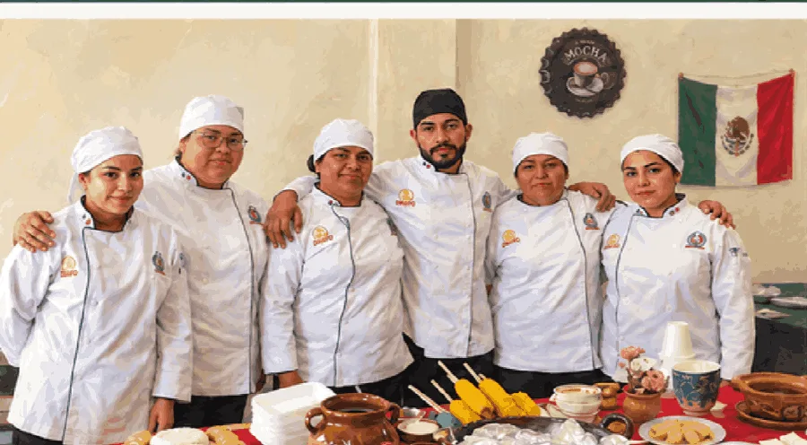 Alumnos de la escuela de Gastronomía con sus platillos.